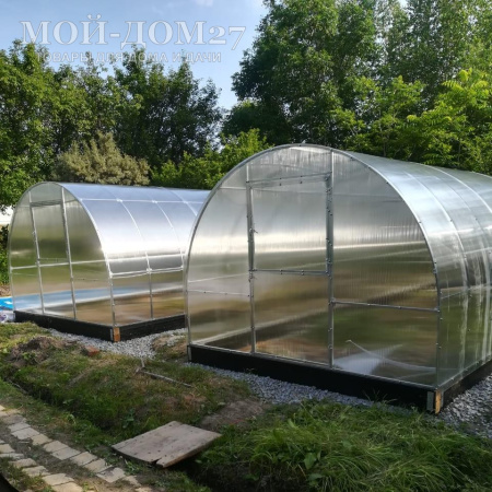 Теплица Восточная Усиленная 8 метров с поликарбонатом | Мой-Дом27 | Каркас изготовлен из оцинкованной замкнутой трубы 20*20 мм.<br>
 Ширина - 3&nbsp;метра. Высота - 2,1 метра. Длина 8 метров.&nbsp;<br>
 Выдерживаемая снеговая нагрузка - 150 кг/м2. Выдерживаемая ветровая нагрузка - до 20 м/с.<br>
 Расстояние между дугами 0,65&nbsp;метра.&nbsp;Толщина металла дуг 1,2 мм.&nbsp;Ширина двери 0,96 метра.<br>